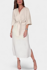 Lässiges Damenkleid Ainhoa mit Knoten und V-Ausschnitt – Ansicht 7