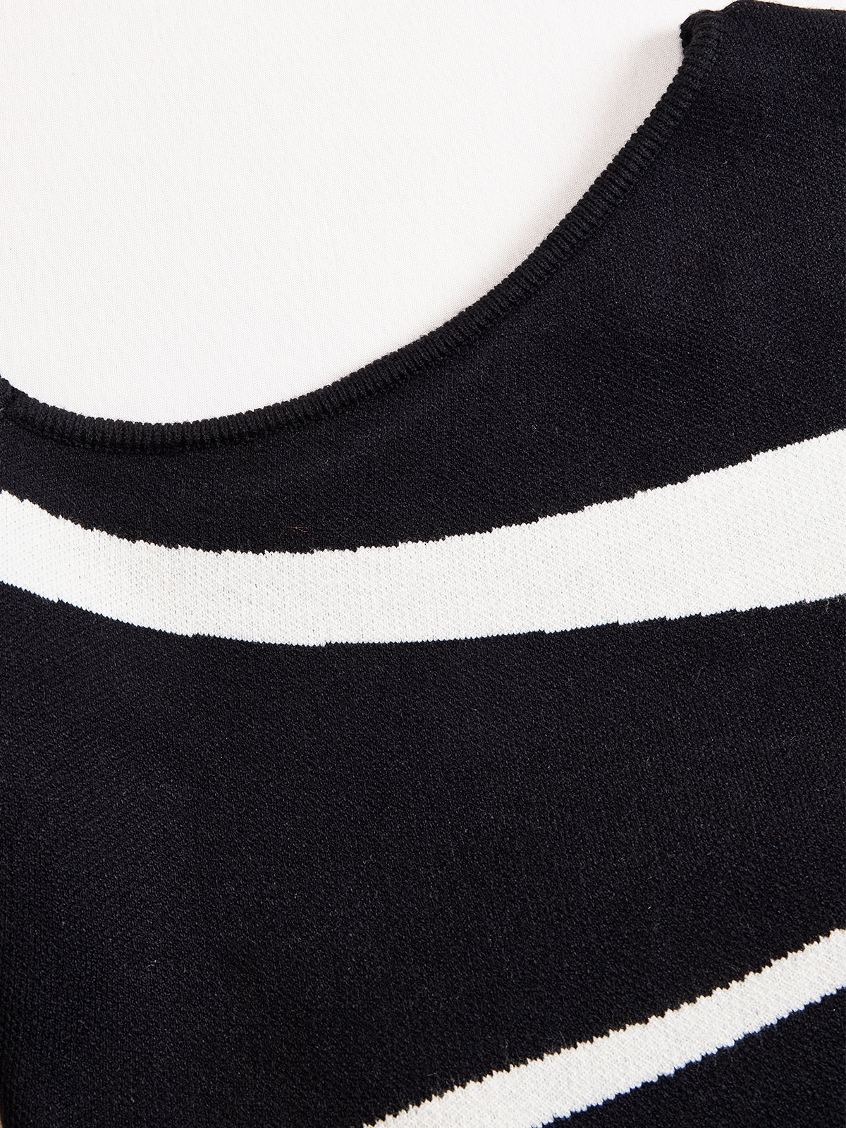 Juni – Figurbetontes One-Shoulder-Kleid in Unifarben mit Kontrasteffekt – Ansicht 11