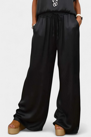 Frühlingshaftes Damen-Set Blasa mit fließender Bluse und weiter Hose – Ansicht 12