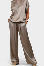 Frühlingshaftes Damen-Set Blasa mit fließender Bluse und weiter Hose – Ansicht 13