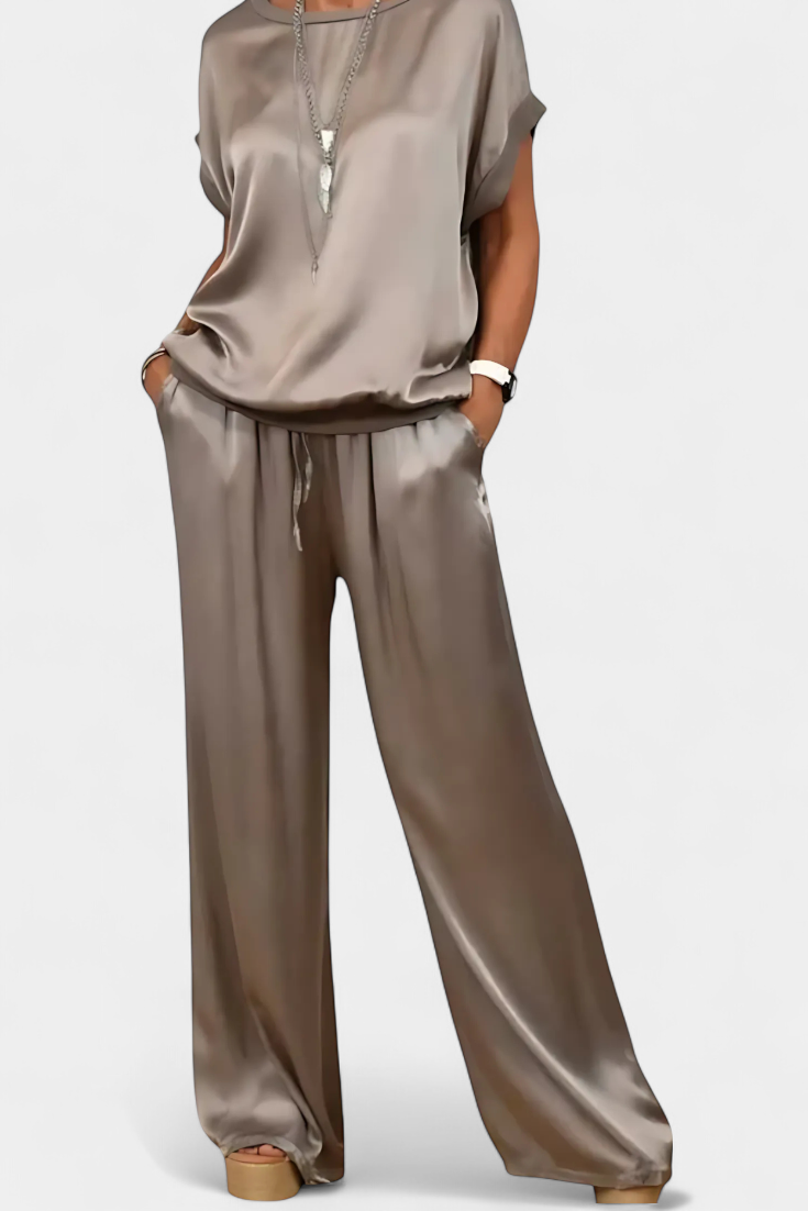 Frühlingshaftes Damen-Set Blasa mit fließender Bluse und weiter Hose – Ansicht 13