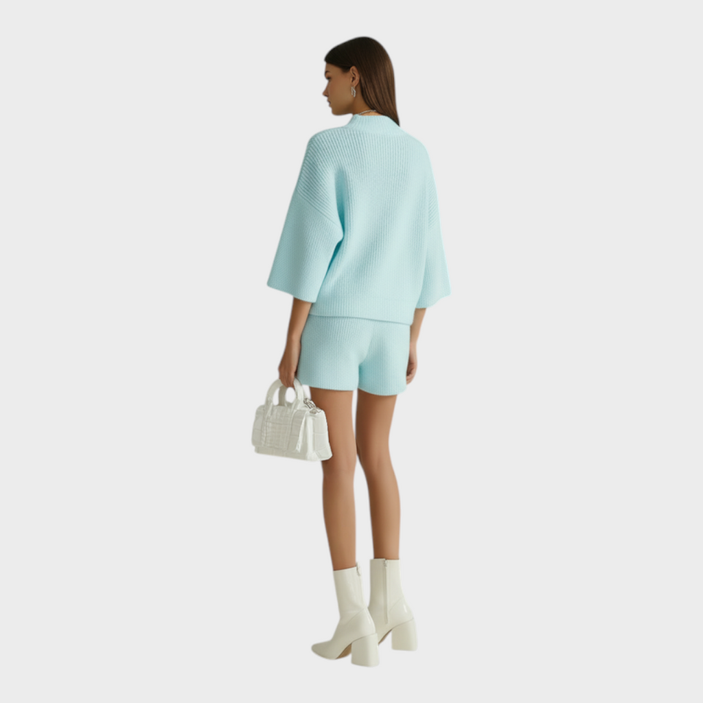 Stefania | Lässige hellblaue Bluse mit Stehkragen und kurzen Ärmeln, Oversize-Jumpsuit mit weiten Bermudashorts, zweifarbiges Set