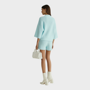 Stefania – Hellblaues zweiteiliges Damen-Set mit Oversize-Bluse und weiten Bermudashorts – Ansicht 2