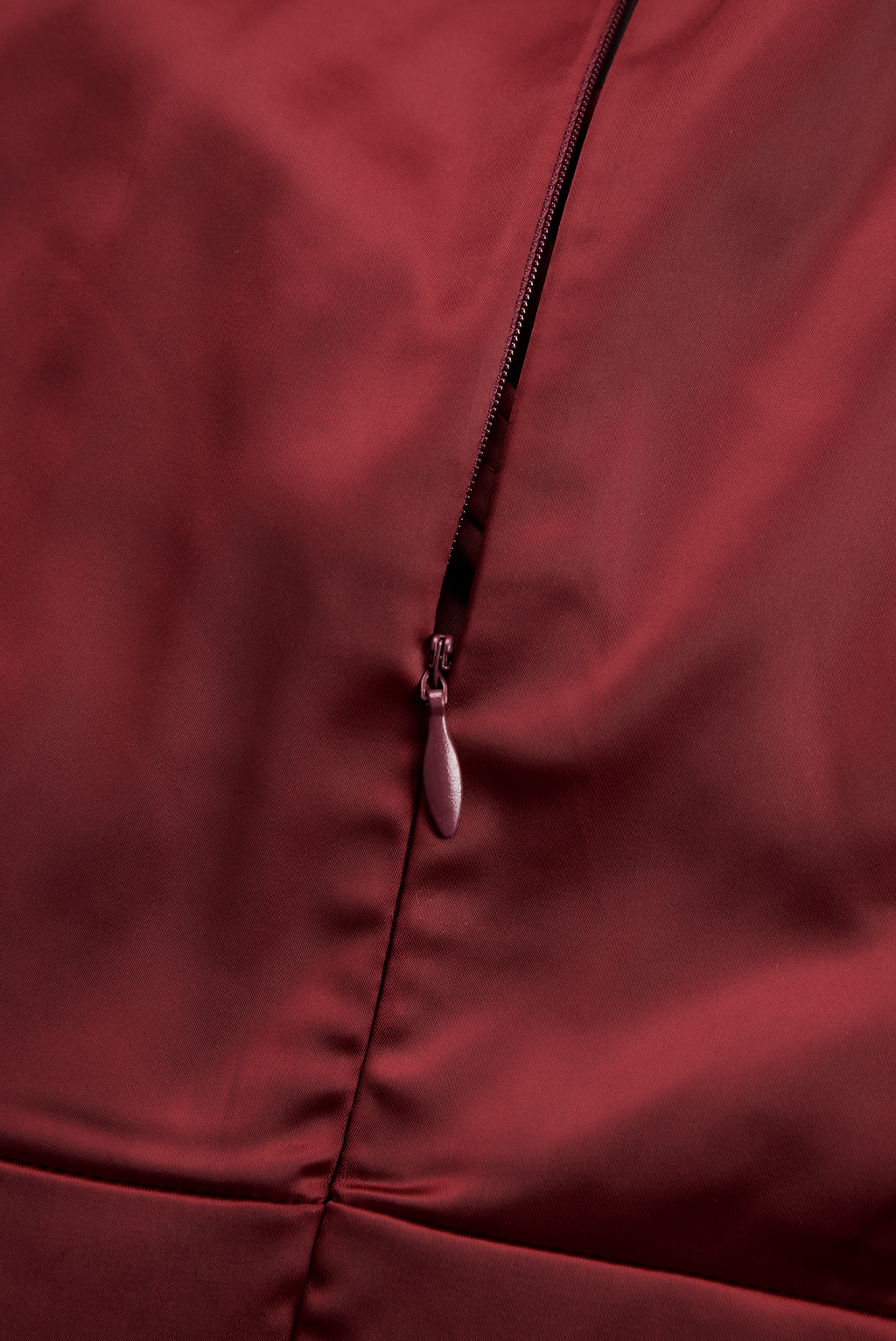 Bella | Retro-inspiriertes Satin-Midikleid mit drapiertem Kragen