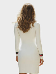 April – Elfenbeinfarbenes figurbetontes Rippstrickkleid mit Streifen – Ansicht 3
