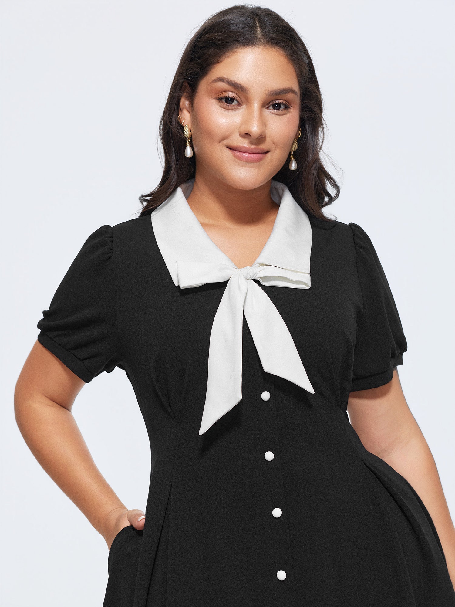 Elastisches Minikleid für Damen mit Puffärmeln in Übergröße – Ansicht 2