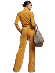 Coleen – Retro-Set für Damen mit gelbem Samt-Sweatshirt mit Leopardendetails und Hose – Ansicht 6