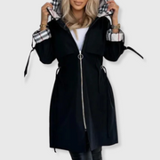 Lange Kapuzenjacke für Damen mit eleganten Details