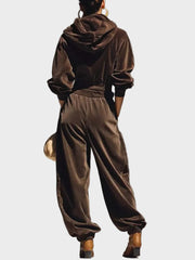 Lisa – Braunes Samt-Lounge-Set für Damen mit Kapuzenpullover und Hose – Ansicht 4