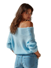 Molly – Hellblauer Retro-Strickpullover für Damen mit One-Shoulder-Schnitt und flauschiger Textur – Ansicht 3