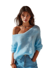 Molly – Hellblauer Retro-Strickpullover für Damen mit One-Shoulder-Schnitt und flauschiger Textur – Ansicht 2