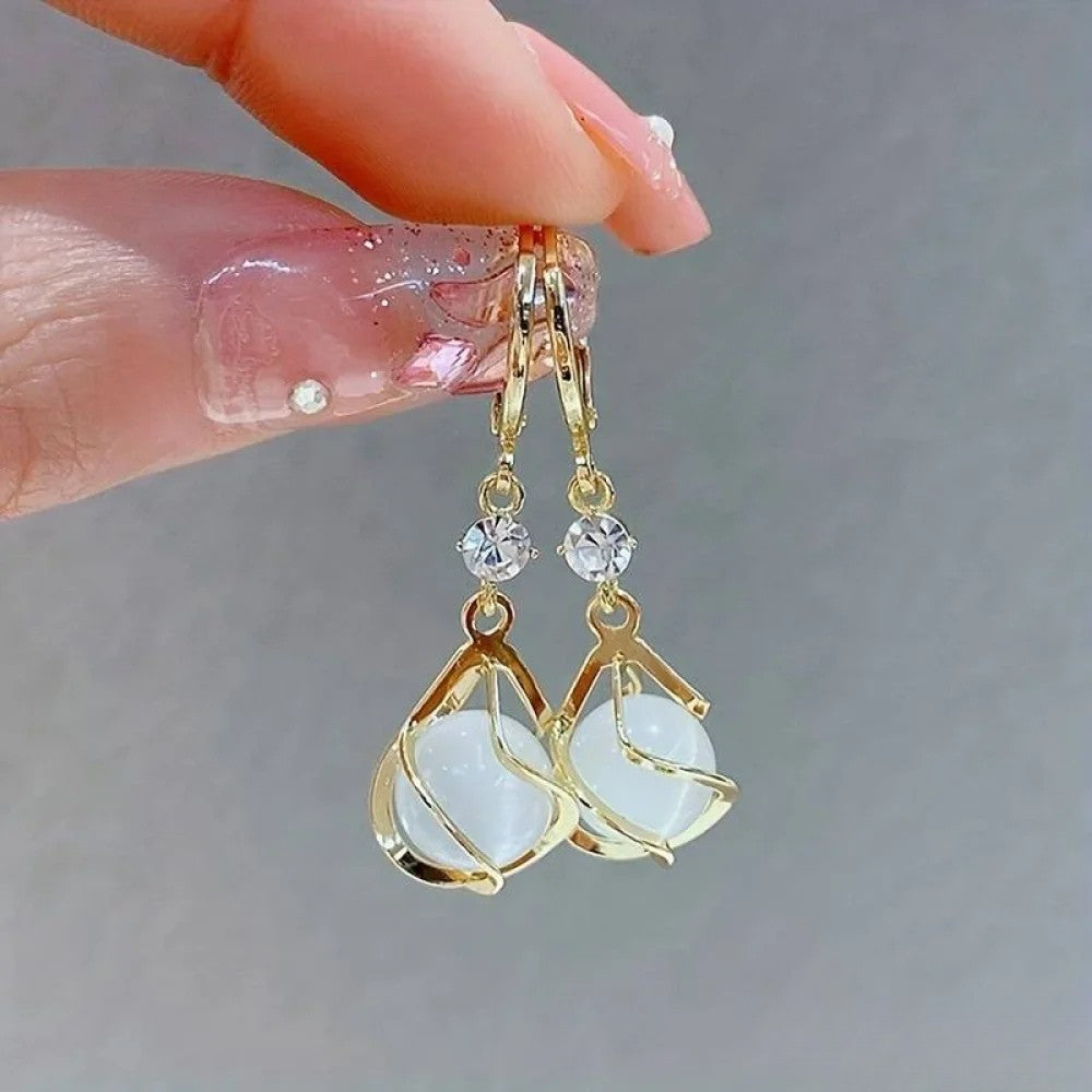 Goldene Ohrhänger für Damen mit weißem Opal