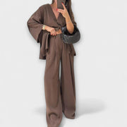 Damen-Freizeitset Jacqueline mit V-Ausschnitt-Top und Hose
