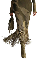 Paula – Gestricktes Midikleid mit Camouflage-Muster und Fransensaum