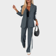 Maelyn – Elegantes gestreiftes Damen-Set mit Mantel und weiter Hose – Ansicht 2