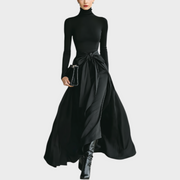 Hellen – Schwarzes Maxikleid mit hohem Kragen, Strickoberteil und Satinrock
