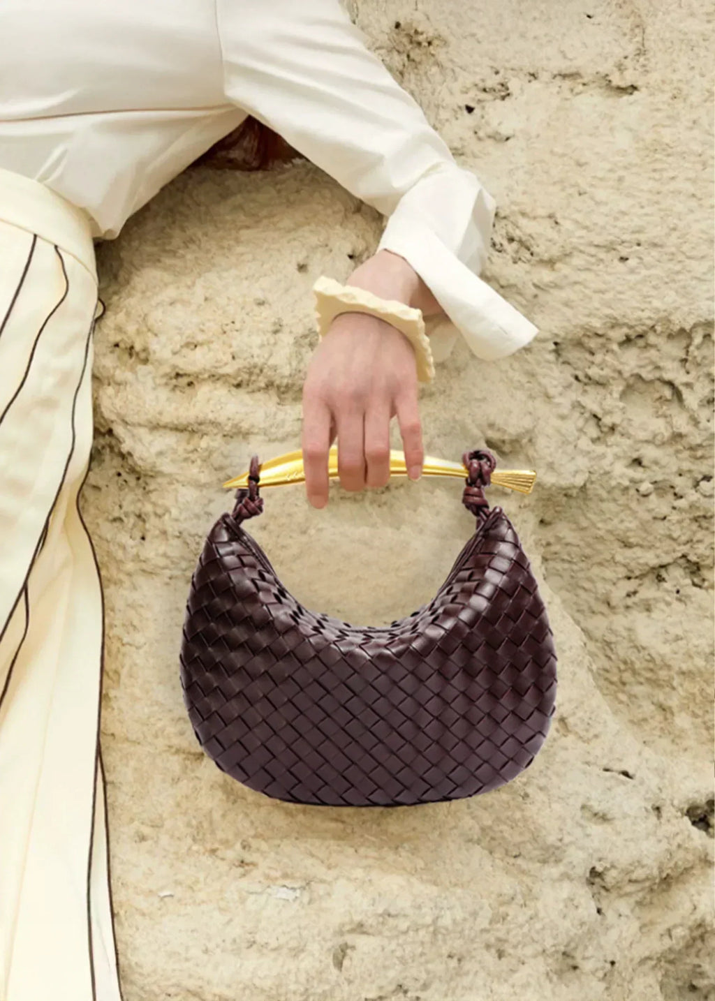 Alexandra – Gewebte Tasche mit goldenem Henkel