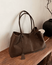 Mara – Braune Tote-Schultertasche in Wildlederoptik – Ansicht 8