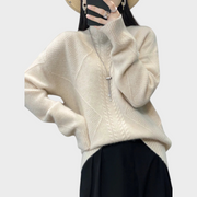 Nathalie – Kaschmirpullover mit Stehkragen und Zopfmuster – Ansicht 8