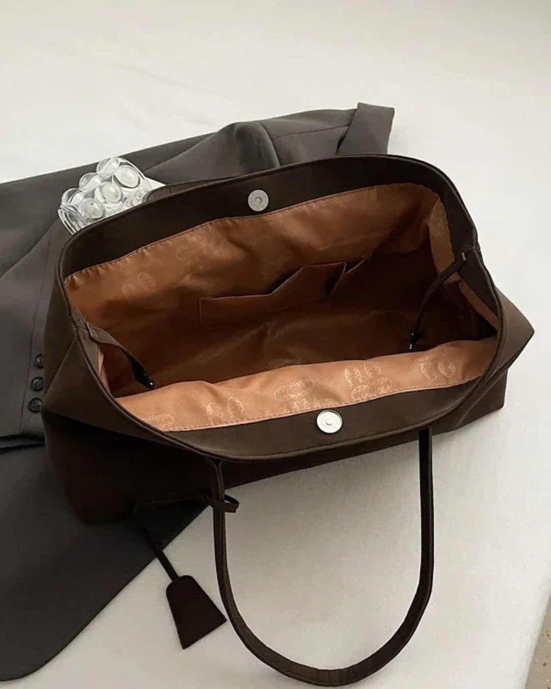 Mara – Braune Tote-Schultertasche in Wildlederoptik – Ansicht 10