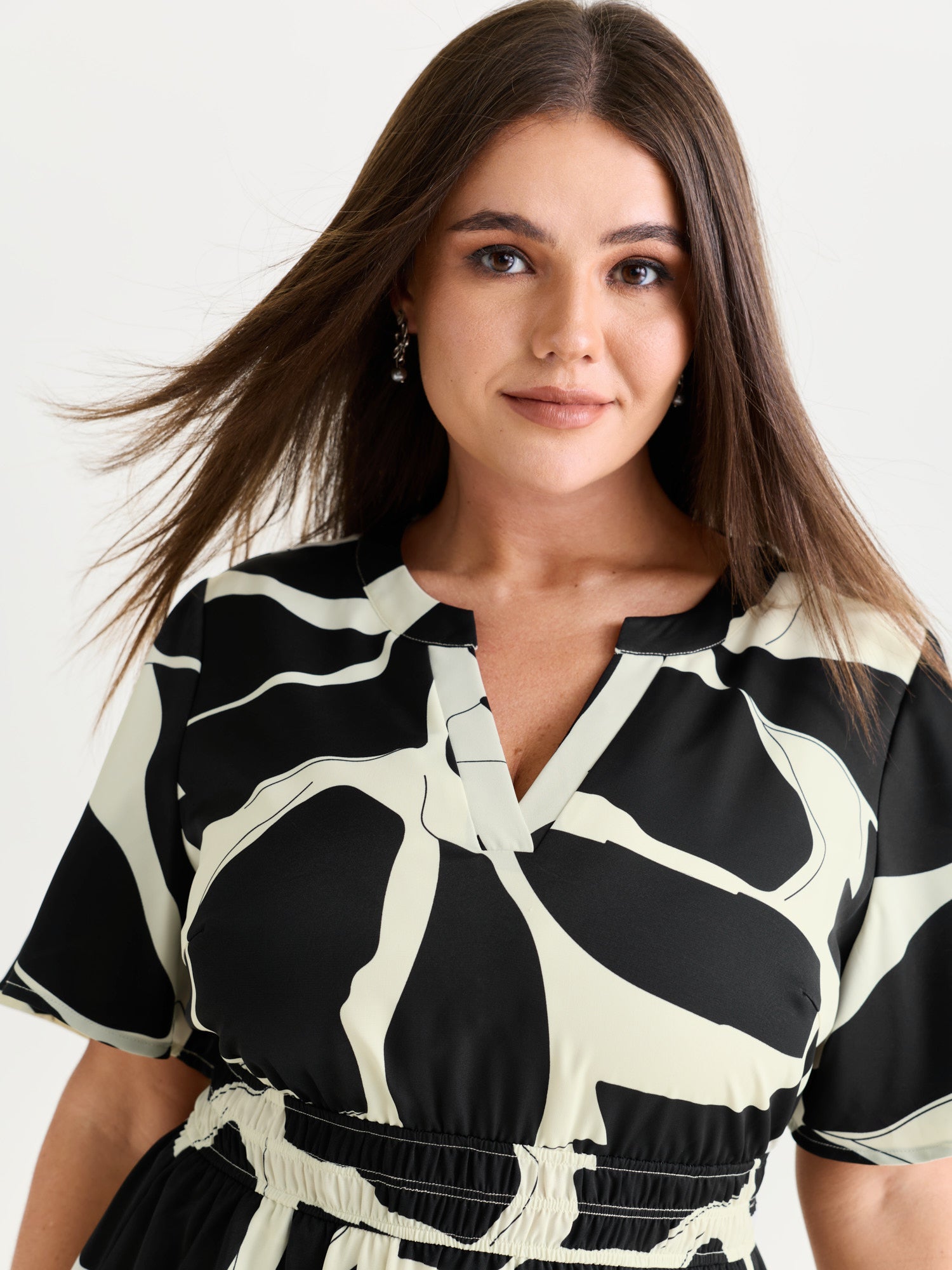 Bedrucktes Damen-Midikleid mit Kragen und Rüschen in Übergröße – Ansicht 2