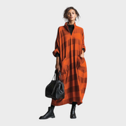Brenda – Oversize-Maxikleid mit V-Ausschnitt, großen Taschen und orange-braunen Streifen – Ansicht 2