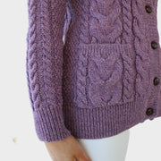Fliederfarbene Strickjacke für Damen aus Merino-Aran-Wolle – Ansicht 3
