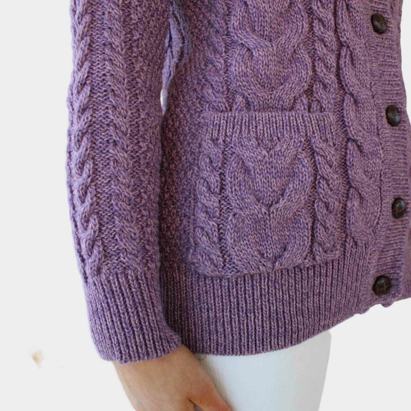 Fliederfarbene Strickjacke für Damen aus Merino-Aran-Wolle – Ansicht 3