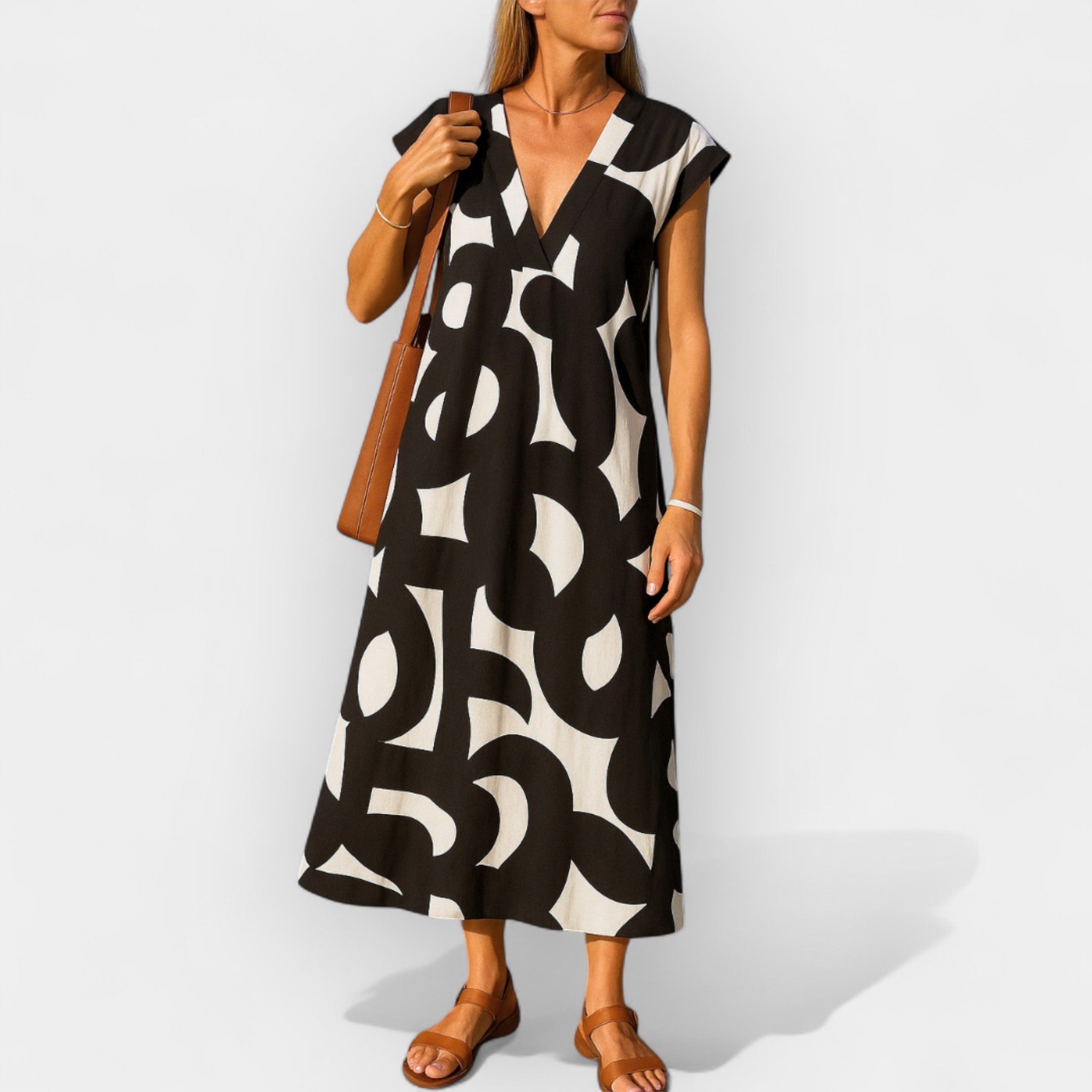 Luftiges Kleid mit V-Ausschnitt und modernem Design