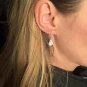 Elegante silberne Damenohrringe im Löwenzahnblatt-Design – Ansicht 2
