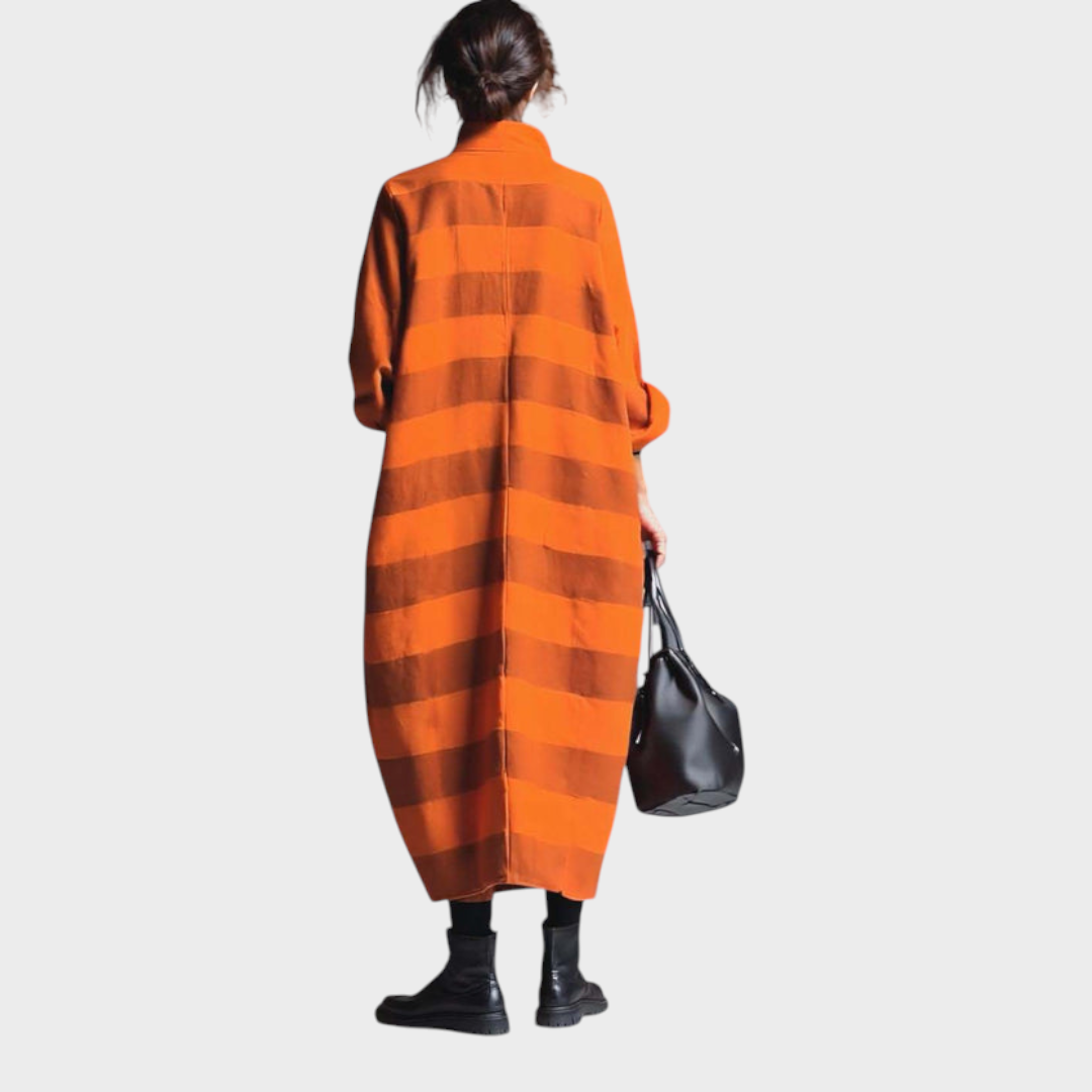 Brenda – Oversize-Maxikleid mit V-Ausschnitt, großen Taschen und orange-braunen Streifen – Ansicht 3