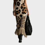 Shannon – Braunes Strick-Maxikleid mit Leopardenmuster, Stehkragen und Fransen – Ansicht 4