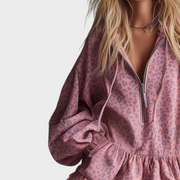 Rosa Damen-Minikleid Dayanara mit Leopardenmuster, Kapuze und Frontreißverschluss – Ansicht 4