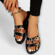 Damensandalen mit gekreuzten Riemen und Leopardenmuster