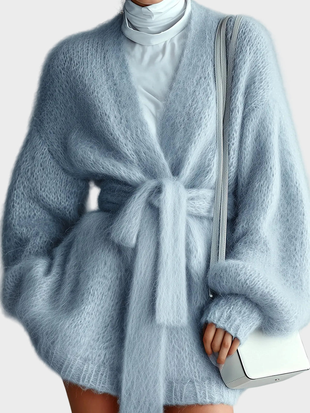 Jasmine | Elegante hellblaue Retro-Strickjacke mit V-Ausschnitt, Laternenärmeln, Gürtel und Oversize-Strickmuster