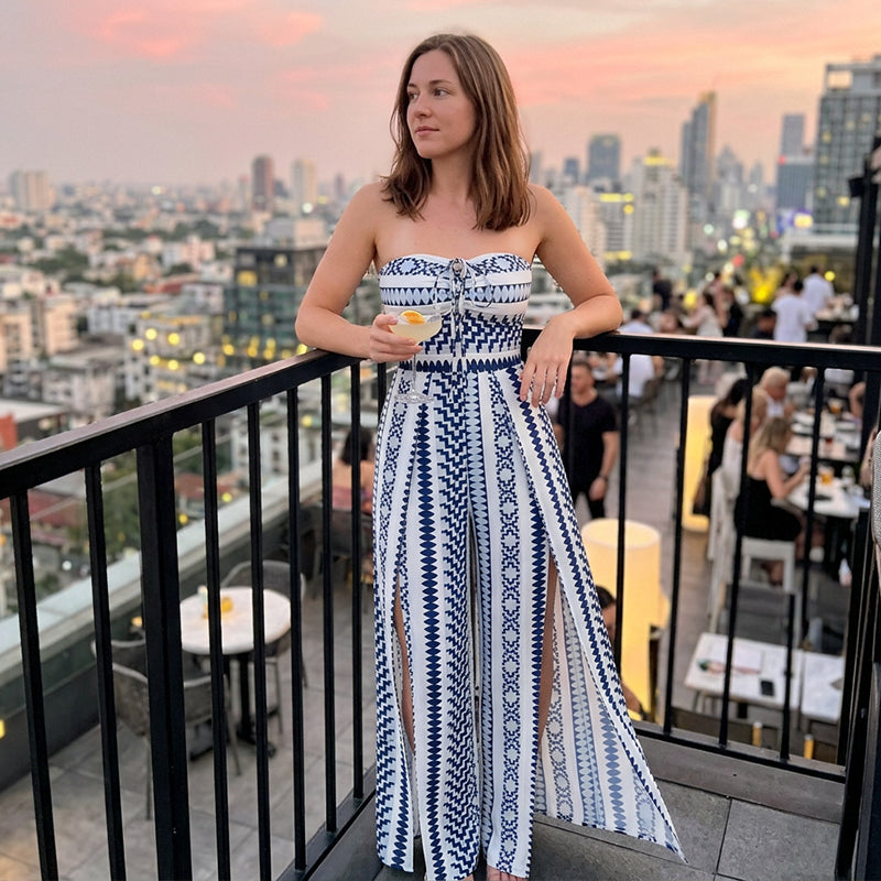 Ursula | Geometrischer Jumpsuit mit Halter-Ausschnitt und Seitenschlitz