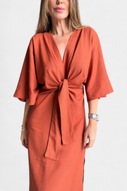 Lässiges Damenkleid Ainhoa mit Knoten und V-Ausschnitt – Ansicht 2