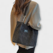 Xella – Khakifarbene Schultertasche für Damen aus weichem Cord – Ansicht 6