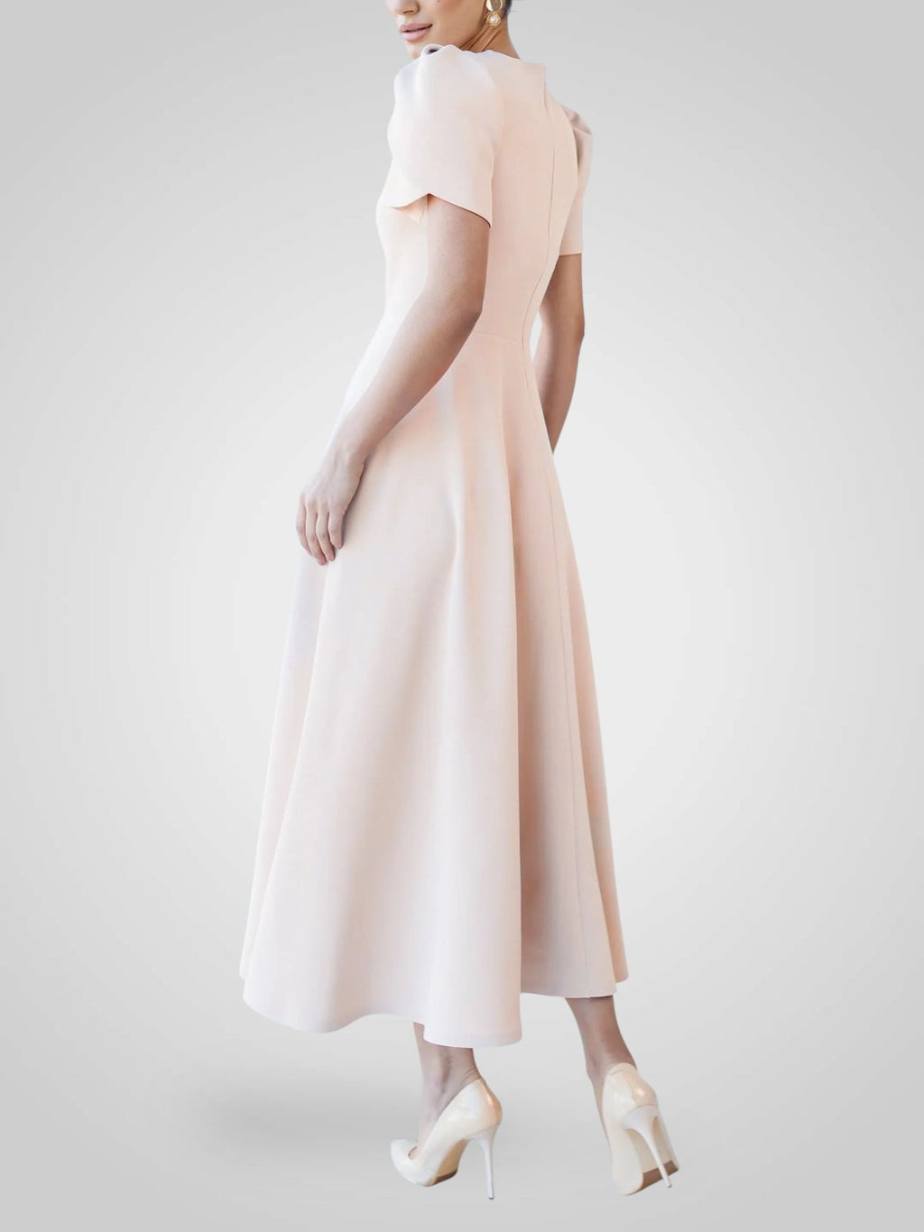 Elegantes Midikleid mit hohem Kragen und Puffärmeln