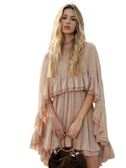 Kim – Halbtransparentes Chiffonkleid mit Rüschen und Umhang