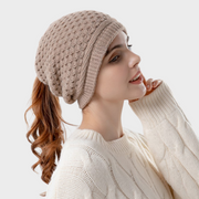 Vangie – Strickmütze für Damen mit Zopföffnung – Ansicht 2