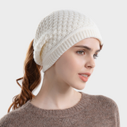 Vangie – Strickmütze für Damen mit Zopföffnung