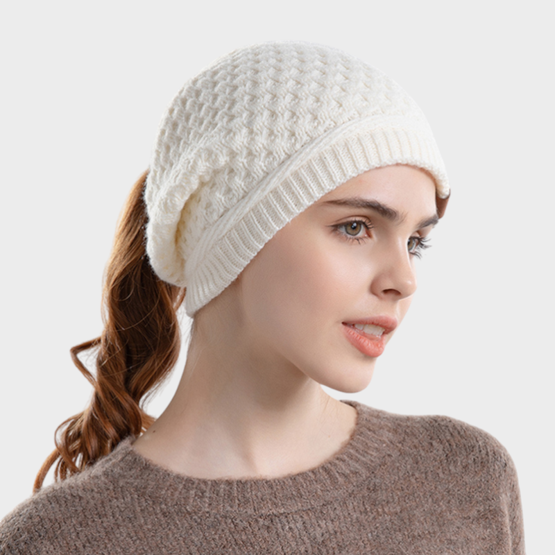 Vangie – Strickmütze für Damen mit Zopföffnung