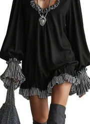 Bella – Schwarzes Minikleid aus Wildlederimitat mit Streifen und Rüschen