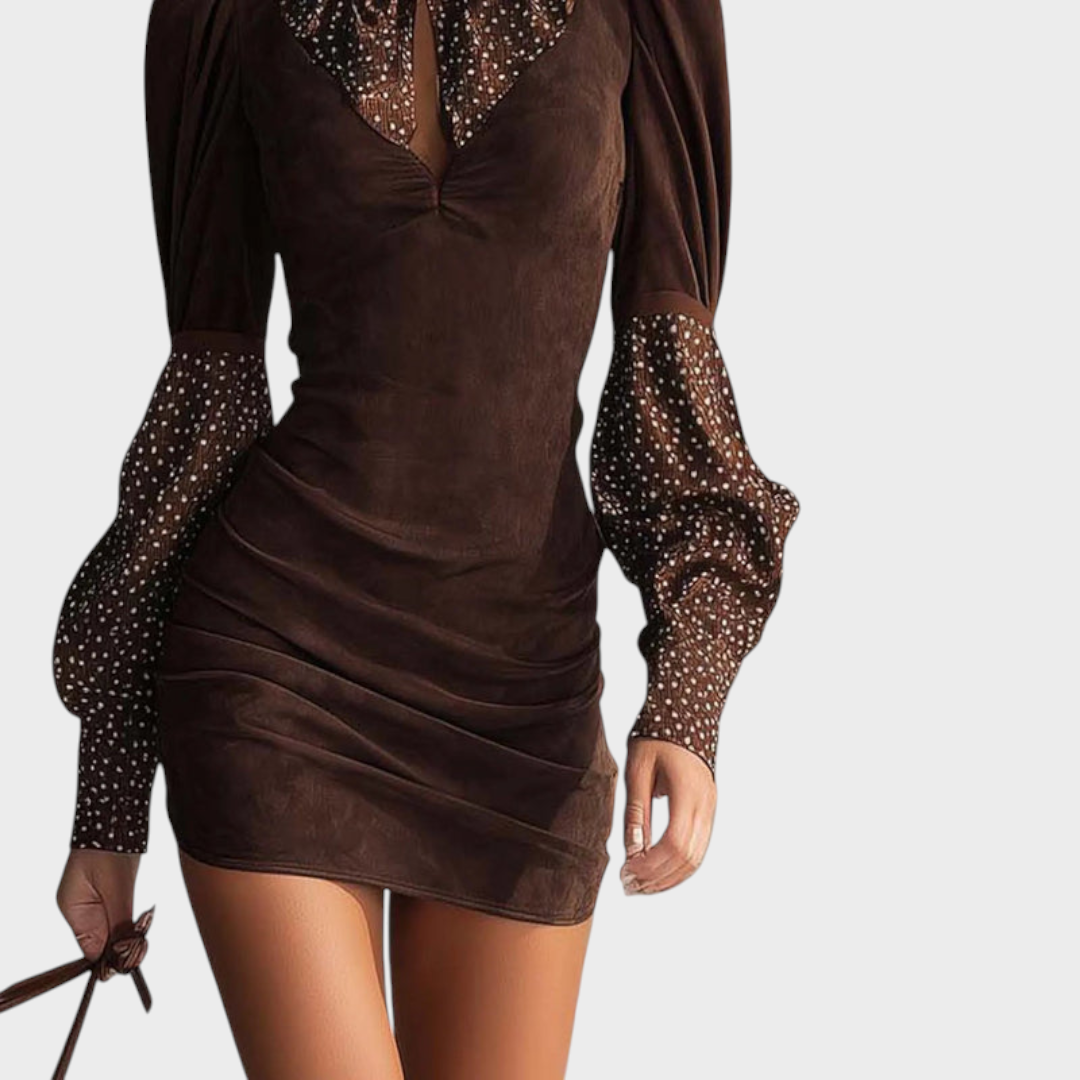 Laira – Figurbetontes Kleid aus braunem Wildlederimitat mit Satin-Punkten