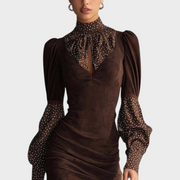 Laira – Figurbetontes Kleid aus braunem Wildlederimitat mit Satin-Punkten