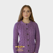 Fliederfarbene Strickjacke für Damen aus Merino-Aran-Wolle