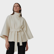 Shayla – Kamelfarbenes Cape mit hohem Kragen und Gürtel – Ansicht 8