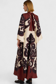 Maritza – Maxikleid für Damen mit hohem Kragen und Wasserfallärmeln – Ansicht 7