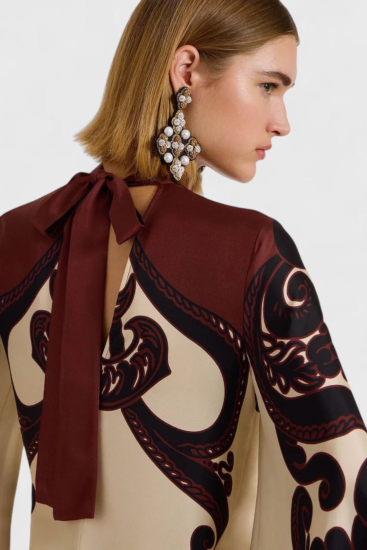 Maritza – Maxikleid für Damen mit hohem Kragen und Wasserfallärmeln – Ansicht 3